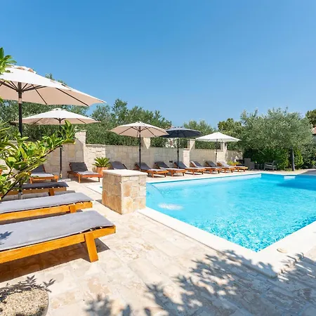 1 Bedroom Awesome In * Pakoštane