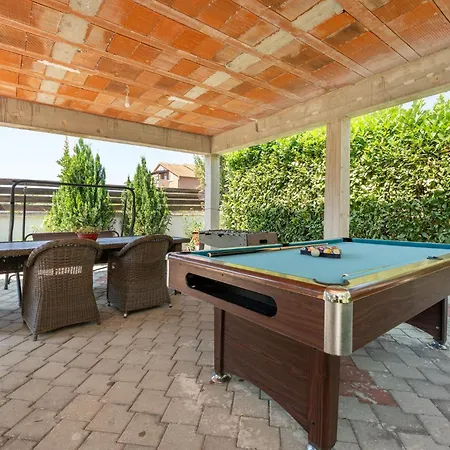 1 Bedroom Awesome In Apartment *