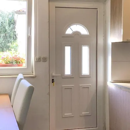 1 Bedroom Gorgeous In Apartment Pakostane